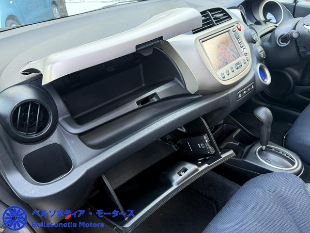 フィットハイブリッド ナビプレミアムセレクション　クルーズコントロール／純正ナビ／ＥＴＣ／Ｂカメラ／ワンセグＴＶ／電動格納ミラー／車検２年付き／走行４２０００（43枚目）