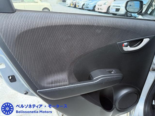 フィットハイブリッド ナビプレミアムセレクション　クルーズコントロール／純正ナビ／ＥＴＣ／Ｂカメラ／ワンセグＴＶ／電動格納ミラー／車検２年付き／走行４２０００（45枚目）