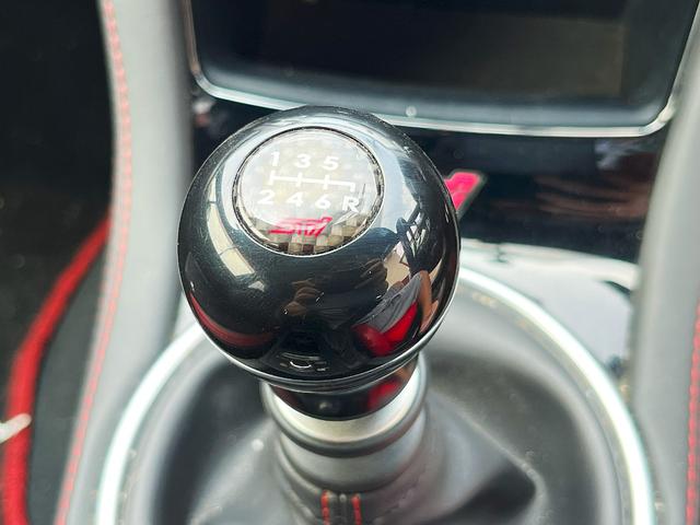ＷＲＸ ＳＴＩ ＳＴＩ　（クイックシフト・エンジン・ミッションマウント・フロント・サイド・リアサイドエアロ・フロントタワーバー）純正ナビ・バックカメラ・社外１８ＡＷ・グレッディマフラー・ブリッツ車高調・純正ハンドル・シート有（8枚目）