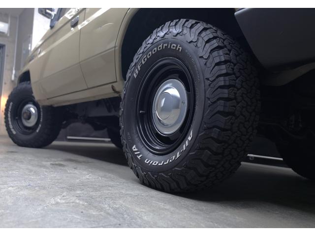ランドクルーザープラド SX 全塗装ツートン車(ベージュ・ホワイト) 4WD 社外16インチホイール オールテレーンタイヤ Panasonicナビ・フルセグTV 社外ステアリング 茶シートカバー 社外キーレス ETC(18枚目)