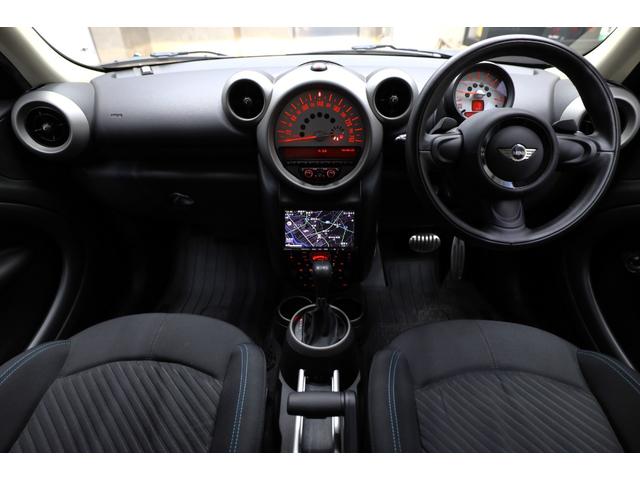 ＭＩＮＩ クーパーＳ　クロスオーバー　クリスタルシルバーメタリック　５人乗り　ツートン車　社外ナビ・ＴＶ・バックカメラ　パドルシフト　１７インチＡＷ　キーレス　ＥＴＣ（3枚目）