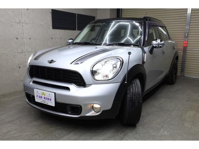 ＭＩＮＩ クーパーＳ　クロスオーバー　クリスタルシルバーメタリック　５人乗り　ツートン車　社外ナビ・ＴＶ・バックカメラ　パドルシフト　１７インチＡＷ　キーレス　ＥＴＣ（8枚目）