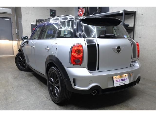 ＭＩＮＩ クーパーＳ　クロスオーバー　クリスタルシルバーメタリック　５人乗り　ツートン車　社外ナビ・ＴＶ・バックカメラ　パドルシフト　１７インチＡＷ　キーレス　ＥＴＣ（10枚目）