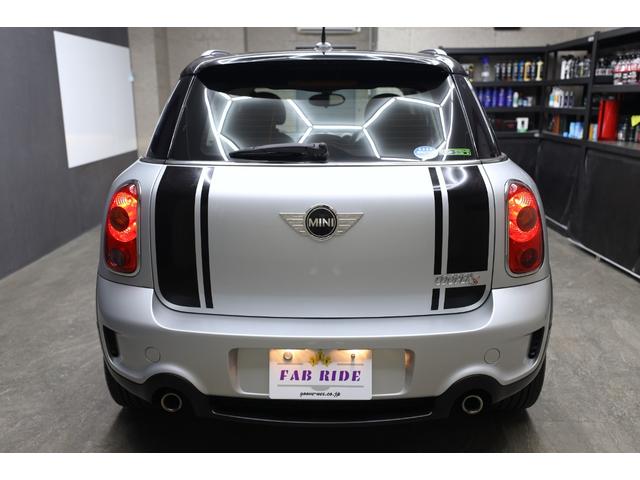 ＭＩＮＩ クーパーＳ　クロスオーバー　クリスタルシルバーメタリック　５人乗り　ツートン車　社外ナビ・ＴＶ・バックカメラ　パドルシフト　１７インチＡＷ　キーレス　ＥＴＣ（12枚目）