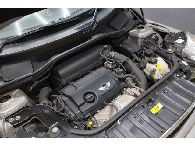 ＭＩＮＩ クーパーＳ　クロスオーバー　クリスタルシルバーメタリック　５人乗り　ツートン車　社外ナビ・ＴＶ・バックカメラ　パドルシフト　１７インチＡＷ　キーレス　ＥＴＣ（19枚目）
