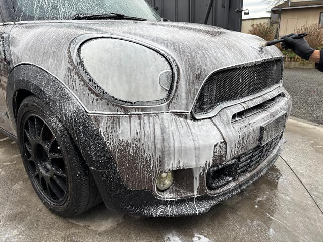 ＭＩＮＩ クーパーＳ　クロスオーバー　オール４　ローダウン　タワーバー　ＢＭＣエアクリーナー　社外１７インチアルミホイール　４ＷＤ　６速ＡＴ　ターボ　ＨＩＤヘッドライト　フォグ　シートヒーター　ＥＴＣ　ＣＤ　ＡＵＸ（5枚目）