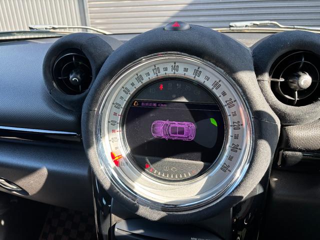 ＭＩＮＩ クーパーＳ　クロスオーバー　オール４　ローダウン　タワーバー　ＢＭＣエアクリーナー　社外１７インチアルミホイール　４ＷＤ　６速ＡＴ　ターボ　ＨＩＤヘッドライト　フォグ　シートヒーター　ＥＴＣ　ＣＤ　ＡＵＸ（12枚目）