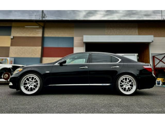 ＬＳ ＬＳ６００ｈ　バージョンＵ　Ｉパッケージ　４ＷＤ　ＥＴＣ　クリアランスソナー　オートクルーズコントロール　ＴＶ　アルミホイール　ＬＥＤヘッドランプ　サンルーフ　ＣＶＴ　シートエアコン　スマートキー　アイドリングストップ　電動格納ミラー（6枚目）
