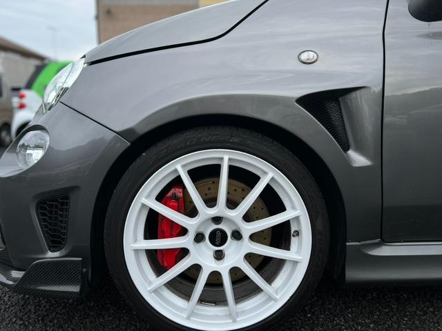 アバルト５９５ コンペティツィオーネ　スティーレ　ドライブレコーダー　クリアランスソナー　アルミホイール　ＨＩＤ　革シート　キーレスエントリー　ＡＴ　盗難防止システム　ＡＢＳ　ＥＳＣ　ＵＳＢ　エアコン　パワーステアリング　パワーウィンドウ（22枚目）