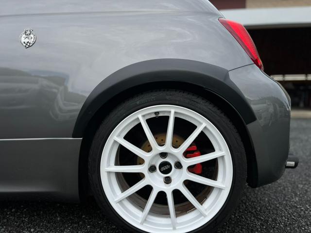 アバルト５９５ コンペティツィオーネ　スティーレ　ドライブレコーダー　クリアランスソナー　アルミホイール　ＨＩＤ　革シート　キーレスエントリー　ＡＴ　盗難防止システム　ＡＢＳ　ＥＳＣ　ＵＳＢ　エアコン　パワーステアリング　パワーウィンドウ（23枚目）