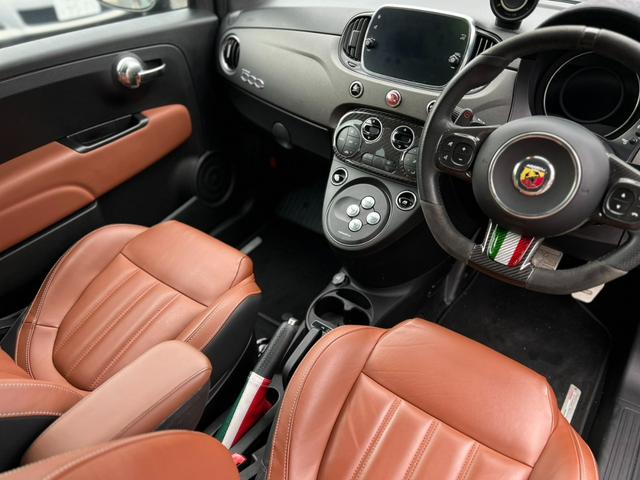 アバルト５９５ コンペティツィオーネ　スティーレ　ドライブレコーダー　クリアランスソナー　アルミホイール　ＨＩＤ　革シート　キーレスエントリー　ＡＴ　盗難防止システム　ＡＢＳ　ＥＳＣ　ＵＳＢ　エアコン　パワーステアリング　パワーウィンドウ（28枚目）