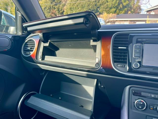 ザ・ビートル フェンダー・エディション　６００台限定車　サンルーフ　フェンダーオーディオ　オートライト　ＨＩＤ　電動格納ミラー　アルミホイール　盗難防止システム　ＡＢＳ　ＣＤ　エアコン　パワーステアリング　パワーウィンドウ　運転席エアバッグ（20枚目）