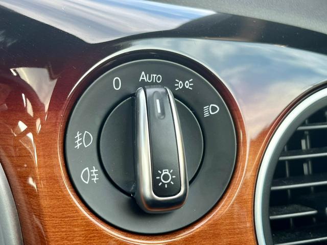 ザ・ビートル フェンダー・エディション　６００台限定車　サンルーフ　フェンダーオーディオ　オートライト　ＨＩＤ　電動格納ミラー　アルミホイール　盗難防止システム　ＡＢＳ　ＣＤ　エアコン　パワーステアリング　パワーウィンドウ　運転席エアバッグ（21枚目）