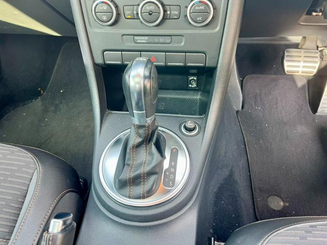 ザ・ビートル フェンダー・エディション　６００台限定車　サンルーフ　フェンダーオーディオ　オートライト　ＨＩＤ　電動格納ミラー　アルミホイール　盗難防止システム　ＡＢＳ　ＣＤ　エアコン　パワーステアリング　パワーウィンドウ　運転席エアバッグ（23枚目）