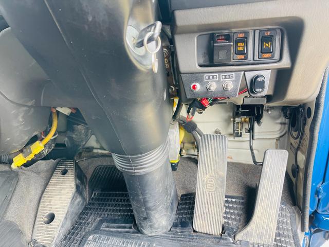 フォワード ローダーセルフローダー　ラジコン　車両重量６，３９０ｋｇ車両総重量１３，３００ｋｇ車体寸法全長　８，０２０ｍｍ　×　全幅　２，３８０ｍｍ　×　全高　２，５３０ｍｍ原動機の型式	６ＨＫ１最大積載量６，８００ｋｇ（29枚目）