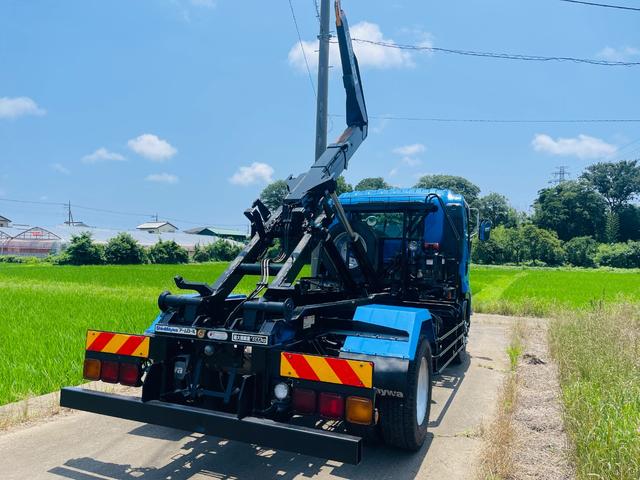 フォワード アームロール新明和ツインホイスト　２ＲＧ－ＦＴＲ９０Ｕ２最大積載量７，８００ｋｇ　原動機の型式	４ＨＫ１車両重量	４，９６０ｋｇ	車両総重量	１２，９２５ｋｇ（12枚目）