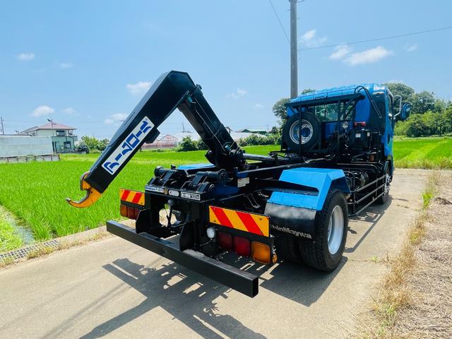 フォワード アームロール新明和ツインホイスト　２ＲＧ－ＦＴＲ９０Ｕ２最大積載量７，８００ｋｇ　原動機の型式	４ＨＫ１車両重量	４，９６０ｋｇ	車両総重量	１２，９２５ｋｇ（17枚目）