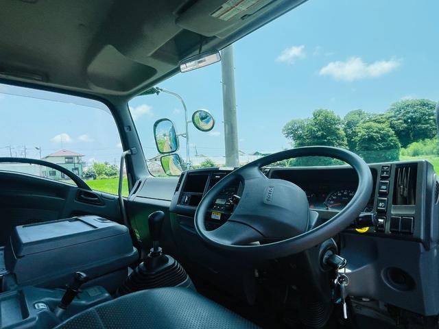フォワード アームロール新明和ツインホイスト　２ＲＧ－ＦＴＲ９０Ｕ２最大積載量７，８００ｋｇ　原動機の型式	４ＨＫ１車両重量	４，９６０ｋｇ	車両総重量	１２，９２５ｋｇ（22枚目）
