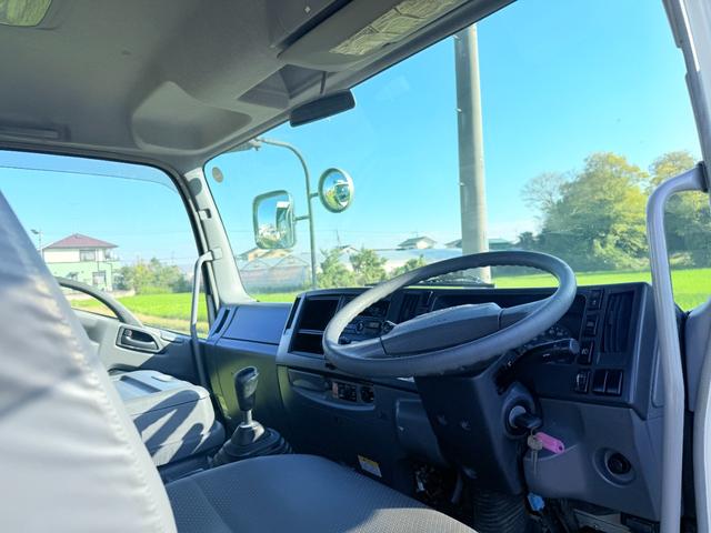 フォワード 深ダンプ　年式２０１８年（Ｈ３０）型式２ＲＧ－ＦＲＲ９０Ｓ２最大積載量３，２００ｋｇ車両重量４，６３０ｋｇ車両総重量７，９９５ｋｇ車体寸法全長　５，５００ｍｍ×全幅２，２８０ｍｍ　×全高２，５９０ｍｍ（18枚目）