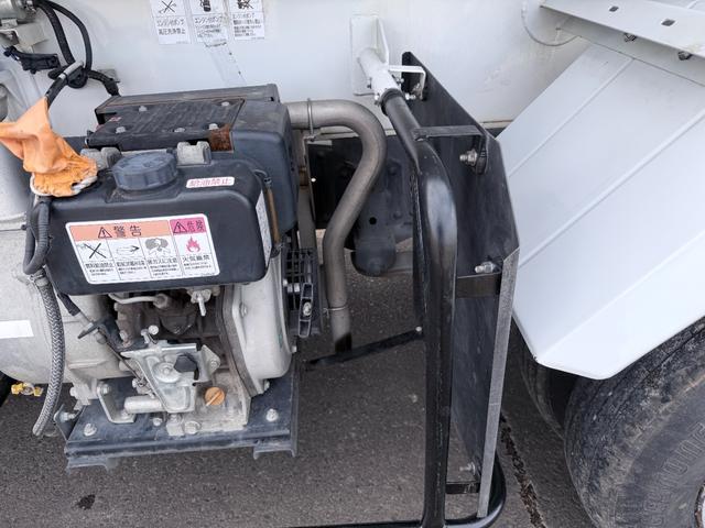 エルフトラック 散水車水ポンプエンジン４０００Ｌ　年式２０２１年（Ｒ３）型式２ＰＧ－ＮＰＲ８８Ｎ原動機の型式４ＪＺ１最大積載量４，０００ｋｇ車両重量３，２６０ｋｇ車両総重量７，４２５ｋｇ車体寸法全長　５４５０ｍｍ×全幅２０６０ｍｍ×全高２２００ｍｍ（46枚目）