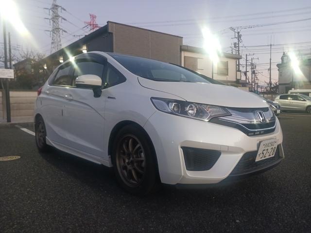 フィットハイブリッド Ｌパッケージ　ローダウン　社外アルミホイール　ナビ　バックカメラ　ＥＴＣ（3枚目）