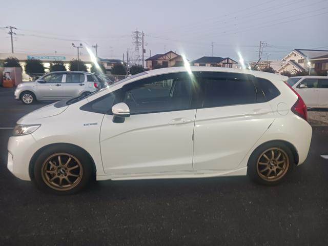 フィットハイブリッド Ｌパッケージ　ローダウン　社外アルミホイール　ナビ　バックカメラ　ＥＴＣ（8枚目）