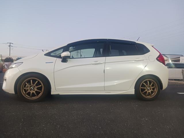 フィットハイブリッド Ｌパッケージ　ローダウン　社外アルミホイール　ナビ　バックカメラ　ＥＴＣ（9枚目）