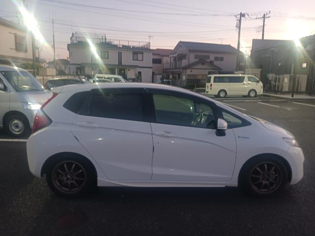 フィットハイブリッド Ｌパッケージ　ローダウン　社外アルミホイール　ナビ　バックカメラ　ＥＴＣ（10枚目）