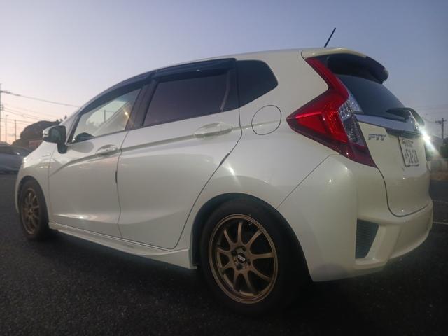 フィットハイブリッド Ｌパッケージ　ローダウン　社外アルミホイール　ナビ　バックカメラ　ＥＴＣ（13枚目）