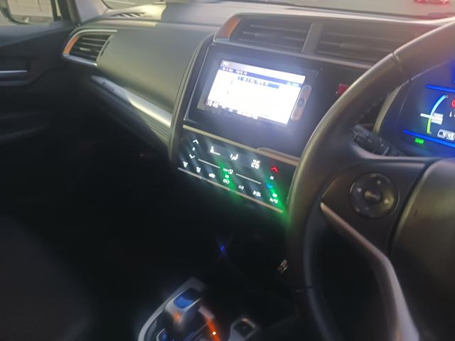 フィットハイブリッド Ｌパッケージ　ローダウン　社外アルミホイール　ナビ　バックカメラ　ＥＴＣ（20枚目）