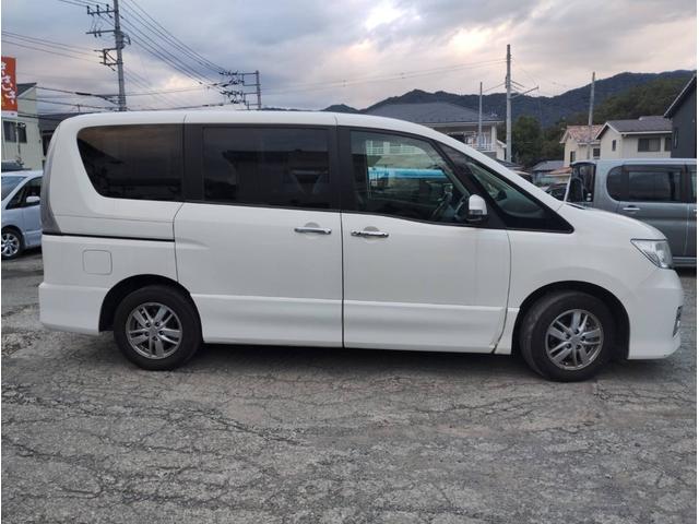 セレナ ライダー　パノラミックルーフ　４ＷＤ　フルフラット　オートクルーズコントロール　　インテリジェントキー　バックモニター　ＥＴＣ　３列シート　ウォークスルー　寒冷地仕様　電動格納ミラー　ダブルエアコン（3枚目）