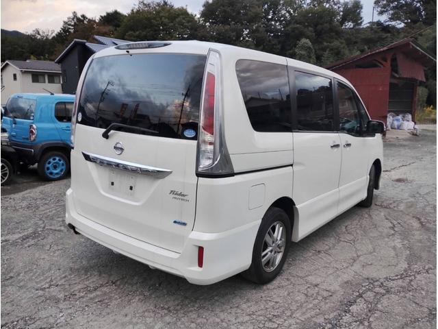 セレナ ライダー　パノラミックルーフ　４ＷＤ　フルフラット　オートクルーズコントロール　　インテリジェントキー　バックモニター　ＥＴＣ　３列シート　ウォークスルー　寒冷地仕様　電動格納ミラー　ダブルエアコン（4枚目）