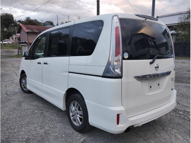 セレナ ライダー　パノラミックルーフ　４ＷＤ　フルフラット　オートクルーズコントロール　　インテリジェントキー　バックモニター　ＥＴＣ　３列シート　ウォークスルー　寒冷地仕様　電動格納ミラー　ダブルエアコン（6枚目）