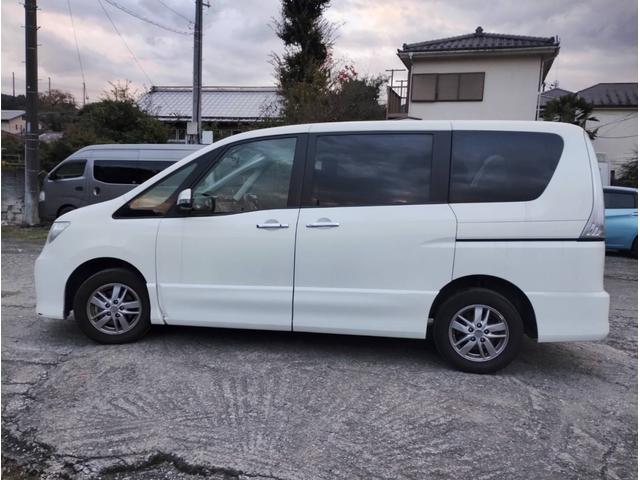 セレナ ライダー　パノラミックルーフ　４ＷＤ　フルフラット　オートクルーズコントロール　　インテリジェントキー　バックモニター　ＥＴＣ　３列シート　ウォークスルー　寒冷地仕様　電動格納ミラー　ダブルエアコン（7枚目）