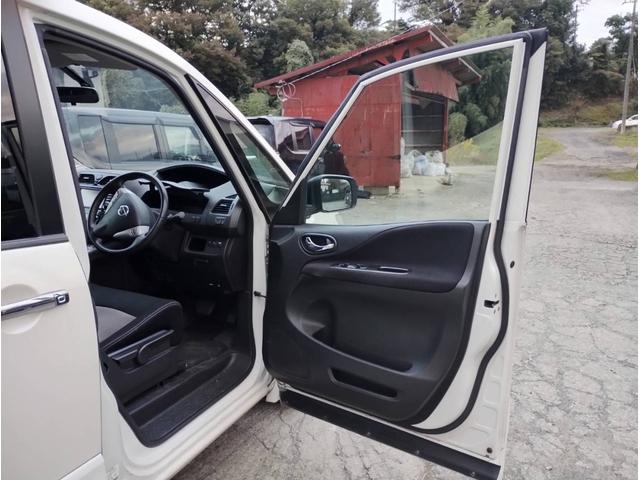 セレナ ライダー　パノラミックルーフ　４ＷＤ　フルフラット　オートクルーズコントロール　　インテリジェントキー　バックモニター　ＥＴＣ　３列シート　ウォークスルー　寒冷地仕様　電動格納ミラー　ダブルエアコン（13枚目）