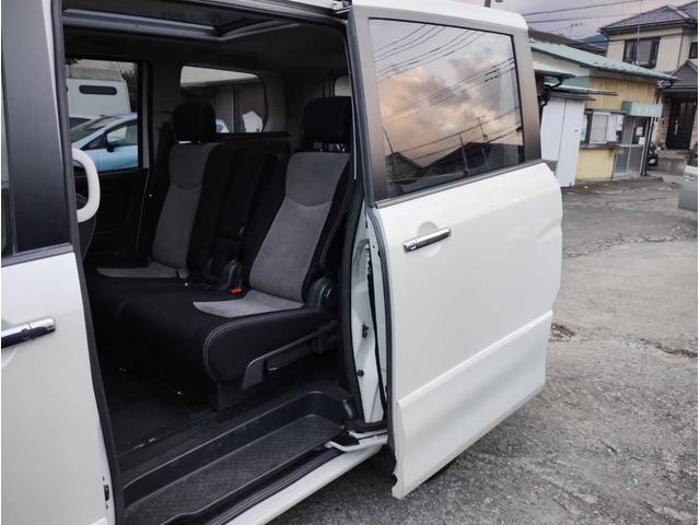 セレナ ライダー　パノラミックルーフ　４ＷＤ　フルフラット　オートクルーズコントロール　　インテリジェントキー　バックモニター　ＥＴＣ　３列シート　ウォークスルー　寒冷地仕様　電動格納ミラー　ダブルエアコン（15枚目）