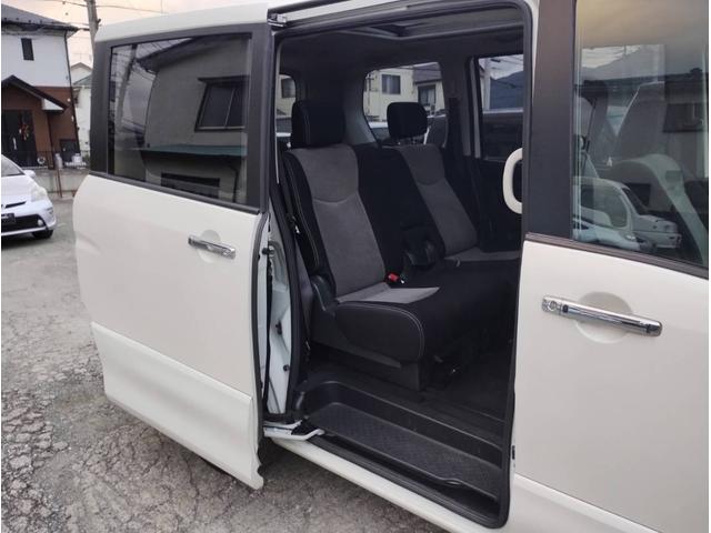 セレナ ライダー　パノラミックルーフ　４ＷＤ　フルフラット　オートクルーズコントロール　　インテリジェントキー　バックモニター　ＥＴＣ　３列シート　ウォークスルー　寒冷地仕様　電動格納ミラー　ダブルエアコン（16枚目）