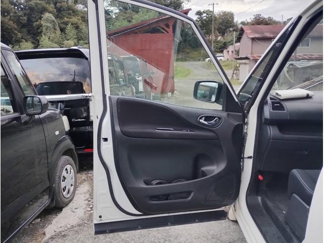 セレナ ライダー　パノラミックルーフ　４ＷＤ　フルフラット　オートクルーズコントロール　　インテリジェントキー　バックモニター　ＥＴＣ　３列シート　ウォークスルー　寒冷地仕様　電動格納ミラー　ダブルエアコン（18枚目）