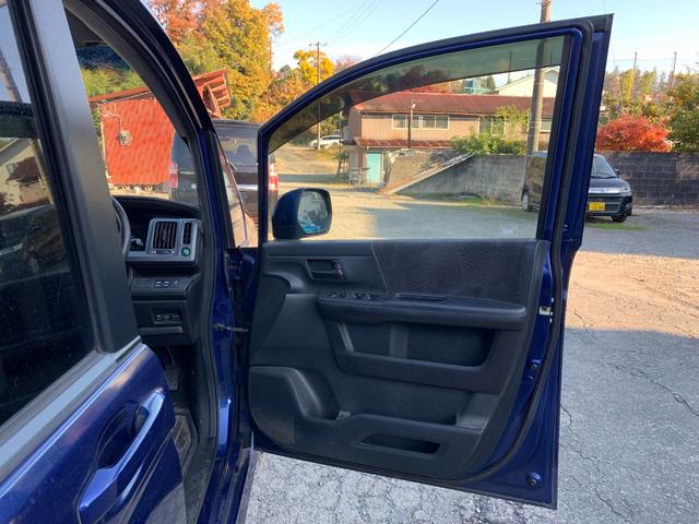 ステップワゴンスパーダ Ｚ　フリップダウンモニター　両側パワスラ横滑防止　イモビ　スマキー　フルフラットシート　バックモニタ－　キーフリー　パワーウィンド　ＥＴＣ付　運転席助手席エアバック　衝突安全ボディ　Ｗエアコン　ＰＳ（12枚目）