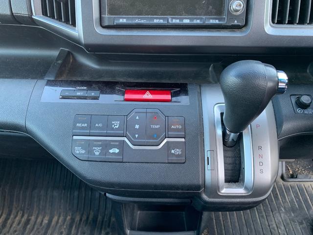 ステップワゴンスパーダ Ｚ　フリップダウンモニター　両側パワスラ横滑防止　イモビ　スマキー　フルフラットシート　バックモニタ－　キーフリー　パワーウィンド　ＥＴＣ付　運転席助手席エアバック　衝突安全ボディ　Ｗエアコン　ＰＳ（25枚目）