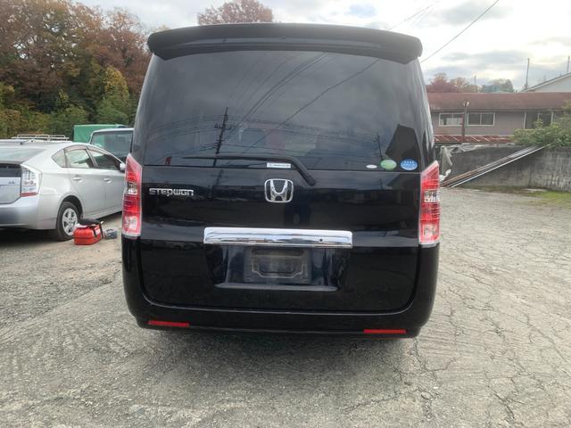 ステップワゴン Ｌ　リアエアコン　ＷＳＲＳ　パワーウインドウ　スマ－トキ－　キーレス　３列　衝突安全ボディ　フルフラットシート　盗難防止システム　パワーステアリング　バックモニ　ウォークスルー　運転席エアバック（4枚目）