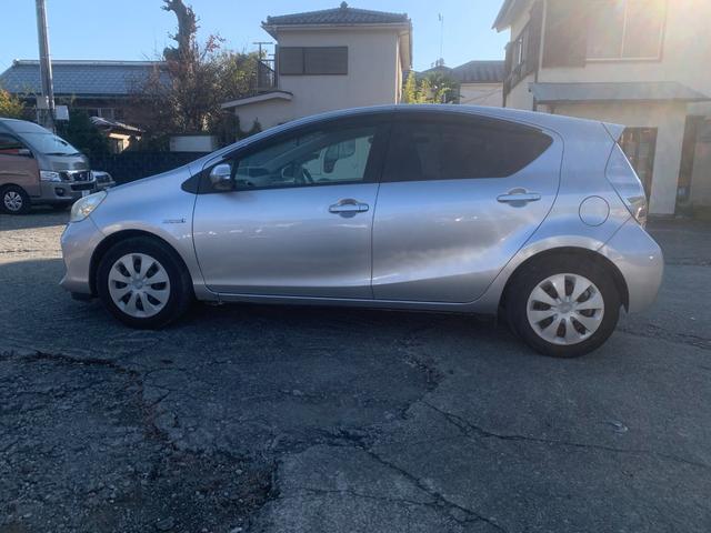 アクア Ｓ　エンジンスターター　格納ミラー　キーレスエントリ　安全ボディ　オートエアコン　デュアルエアバック　ＥＳＣ　パワーウィンドウ　ＥＴＣ　ＳＲＳ　パワーステアリング　ＡＢＳ　アイストップ　ＥＴＣ（6枚目）