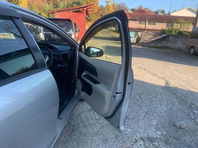 アクア Ｓ　エンジンスターター　格納ミラー　キーレスエントリ　安全ボディ　オートエアコン　デュアルエアバック　ＥＳＣ　パワーウィンドウ　ＥＴＣ　ＳＲＳ　パワーステアリング　ＡＢＳ　アイストップ　ＥＴＣ（11枚目）