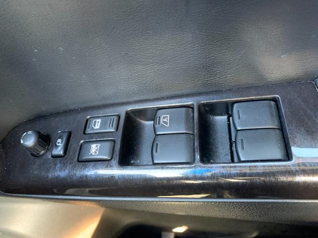 エルグランド ライダー　黒本革シート　マニュアルシート　レザーシート　ＥＴＣ　オットマン　バックカメラ　３列シート　４ＷＤ　エンジンスターター（23枚目）