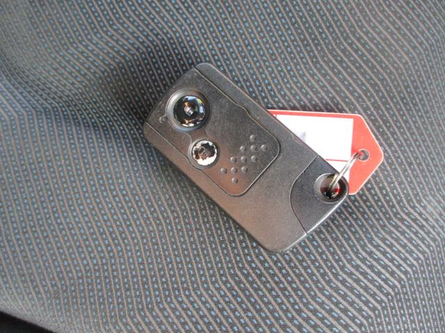 フィット G 15インチアルミ HIDヘッドランプ フォグランプ ETC DVD CD 純正セキュリティー SDナビ バックカメラ リアスポイラー(15枚目)