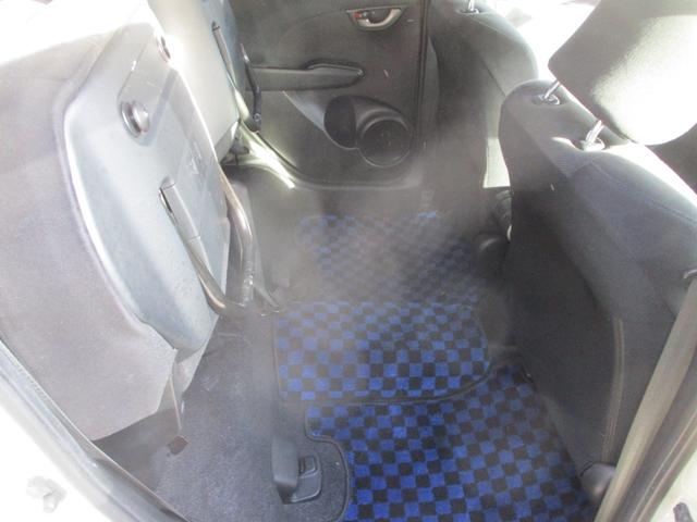 フィット G 15インチアルミ HIDヘッドランプ フォグランプ ETC DVD CD 純正セキュリティー SDナビ バックカメラ リアスポイラー(28枚目)