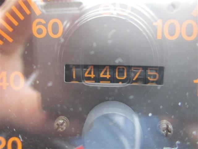 ジムニー ワイルドウインドリミテッド　４ＷＤ　１６ＡＷ　社外キーレス　純正ルーフラック　ＮＴＳ製　ステンレスサイドパネル　背面タイヤ　ＭＯＭＯステアリング　社外フロントバンパー（2枚目）