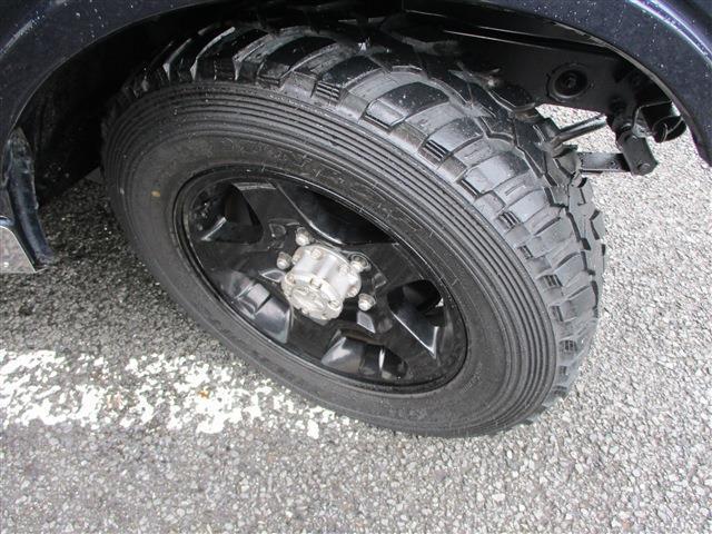 ジムニー ワイルドウインドリミテッド　４ＷＤ　１６ＡＷ　社外キーレス　純正ルーフラック　ＮＴＳ製　ステンレスサイドパネル　背面タイヤ　ＭＯＭＯステアリング　社外フロントバンパー（3枚目）