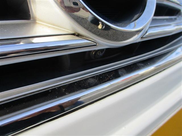 フロントカメラで、路地の死角も見やすい。