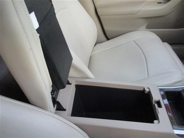 アームレストにも収納有！